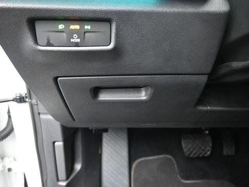 Certified 2025 Volkswagen Tiguan SE image 16