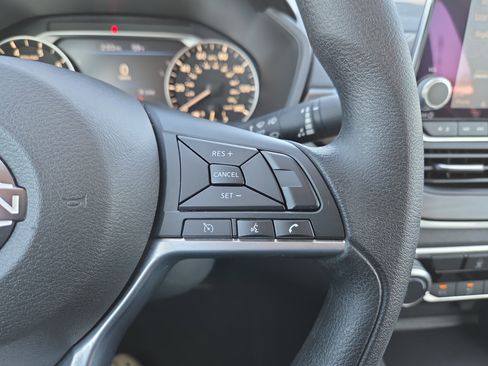 Used 2025 Nissan Altima 2.5 SV image 12