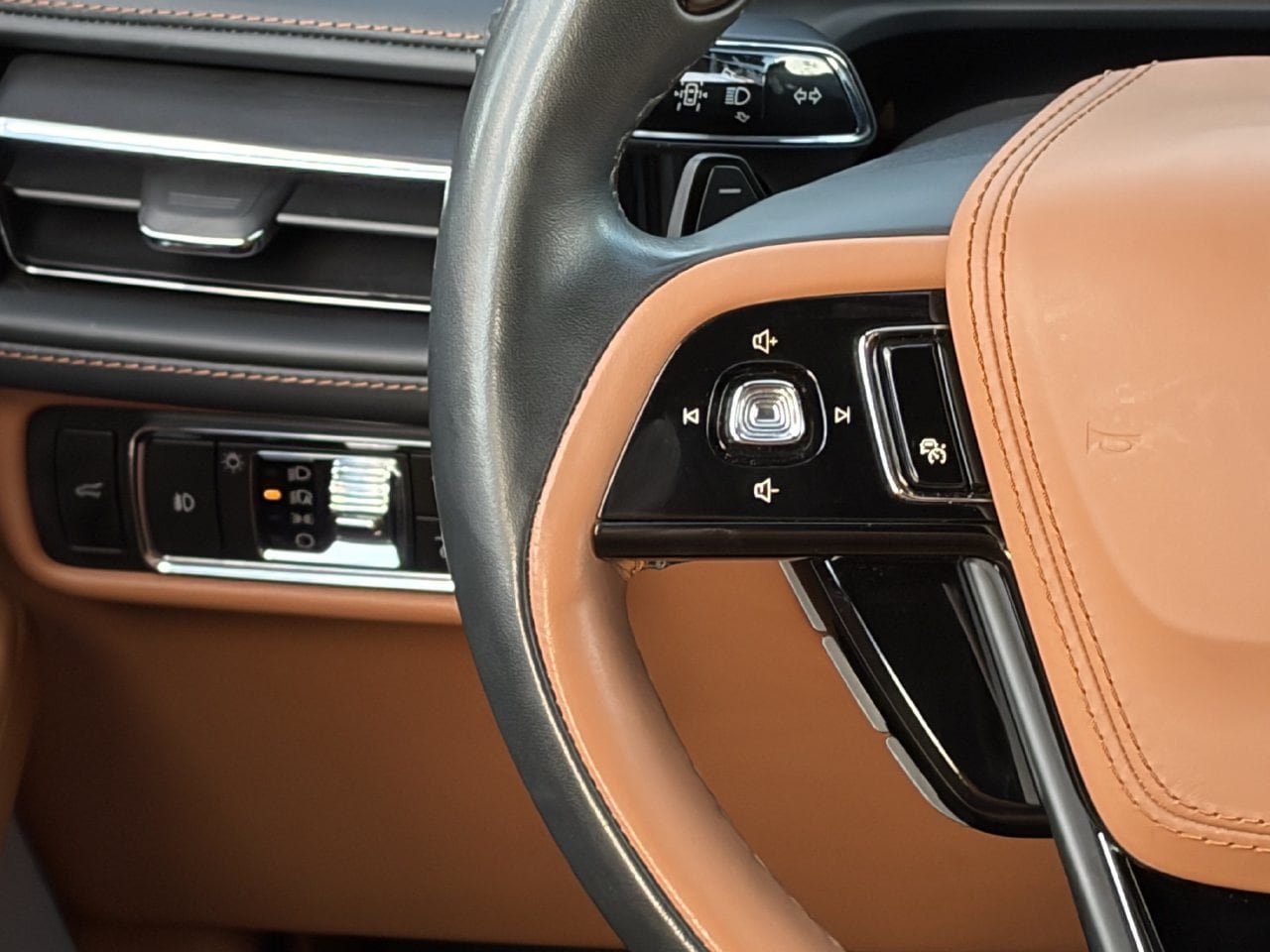 Certified 2023 Lincoln Aviator Black Label w/ Class IV Trailer Tow Package AWD/4WD image 20