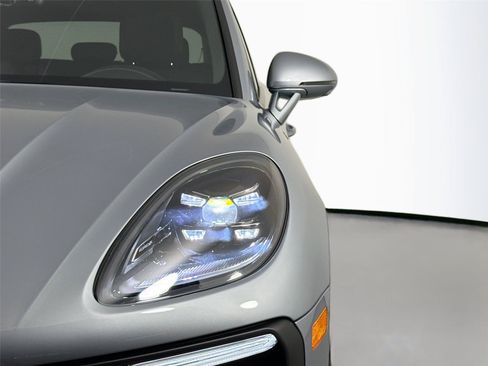 Certified 2026 Porsche Macan AWD/4WD image 15