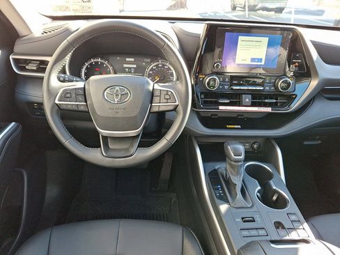 Used 2025 Toyota Highlander XLE image 11