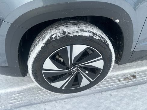 New 2026 Volkswagen Taos SE image 2