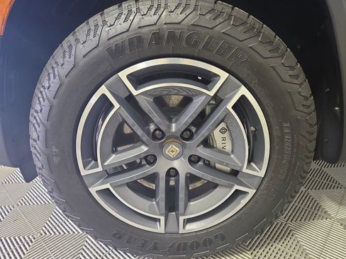 Used 2025 Rivian R1T Adventure image 9