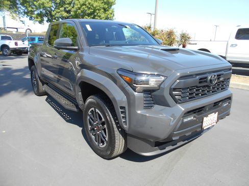 Used 2025 Toyota Tacoma TRD Sport w/ TRD Sport Premium Package AWD/4WD image 7