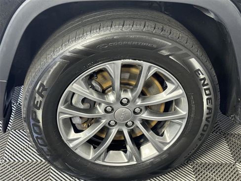 Used 2019 Jeep Cherokee Latitude Plus AWD/4WD image 10