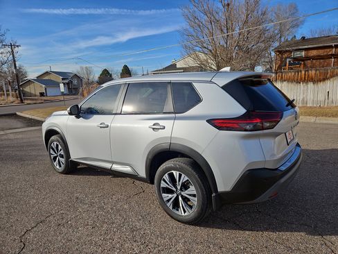 Used 2023 Nissan Rogue SV image 4