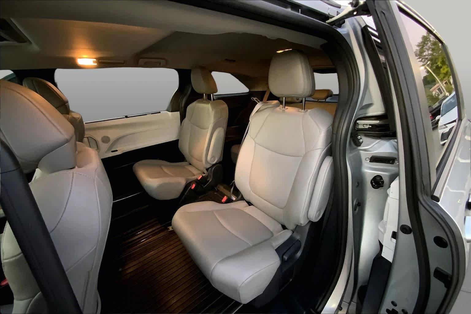 Used 2025 Toyota Sienna XLE FWD image 18
