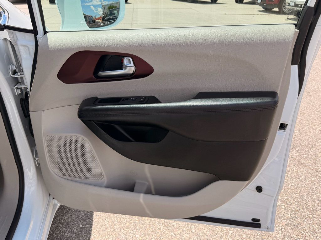 Used 2020 Chrysler Pacifica Limited FWD image 13