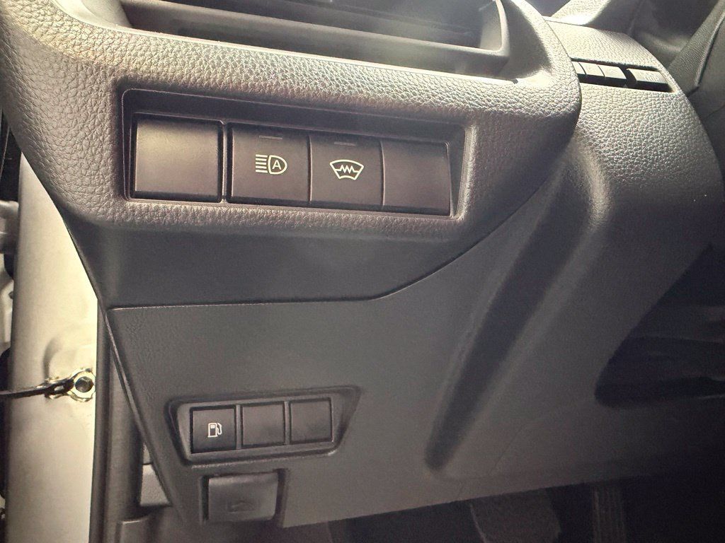 Used 2025 Toyota Prius LE FWD image 16