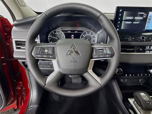 New 2026 Mitsubishi Outlander SE image 8