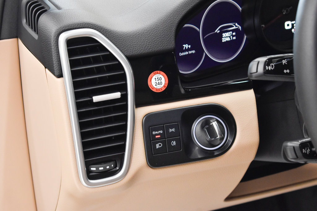 Used 2022 Porsche Cayenne AWD/4WD image 16