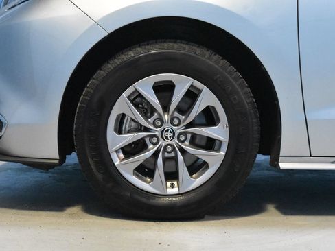 Used 2024 Toyota Sienna XLE FWD image 24