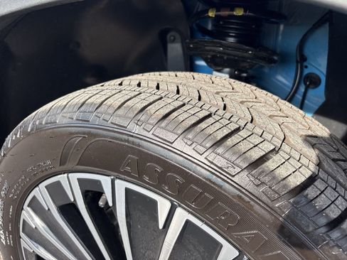 New 2026 Volkswagen Taos SE image 7