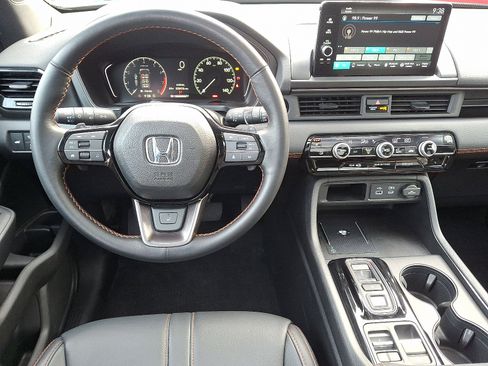 Certified 2025 Honda Pilot TrailSport image 9
