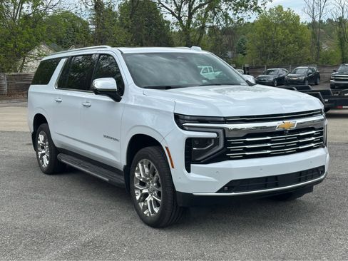 Used 2026 Chevrolet Suburban Premier AWD/4WD image 3