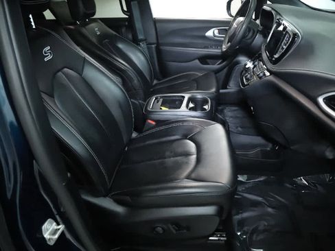 Used 2023 Chrysler Pacifica Touring-L w/ Uconnect Theater Family Group AWD/4WD image 36