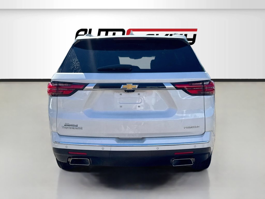 Used 2023 Chevrolet Traverse Premier FWD image 6