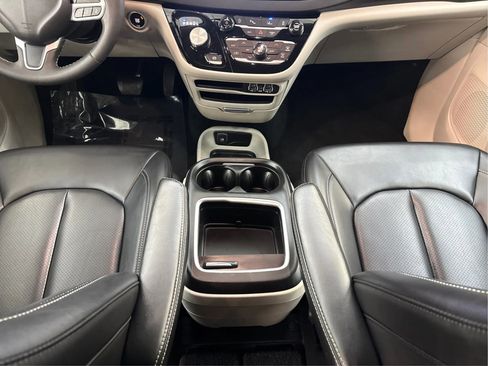 Used 2023 Chrysler Pacifica Touring-L FWD image 22