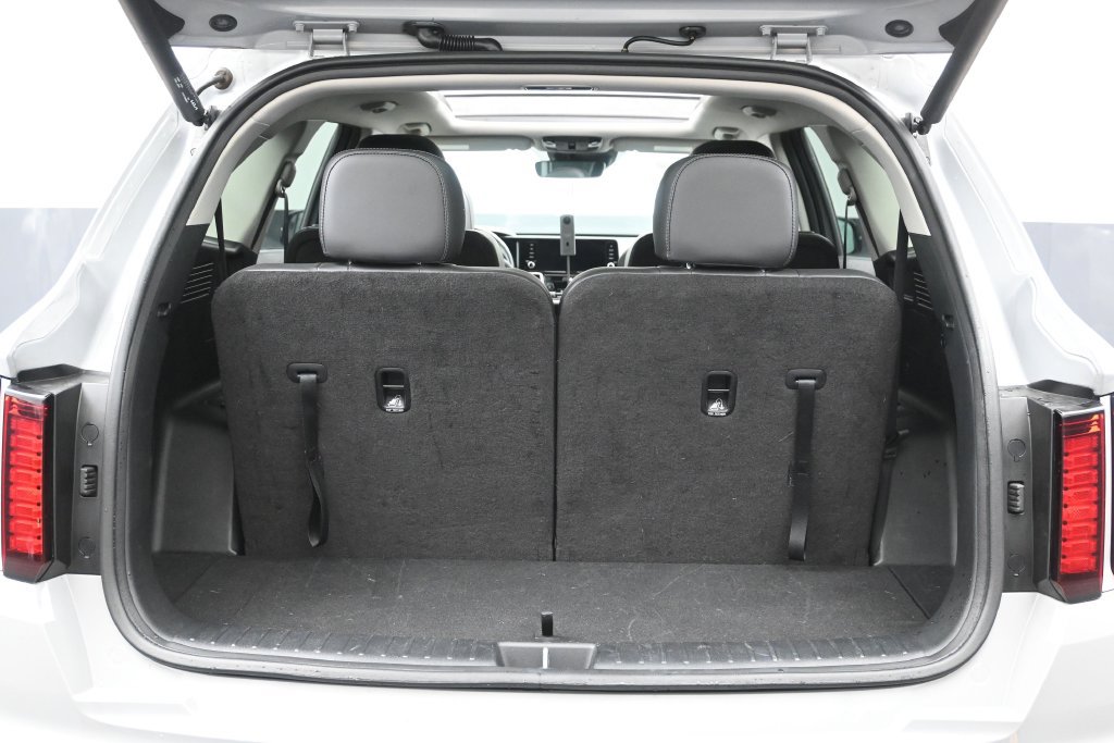 Used 2023 Kia Sorento EX w/ Panoramic Sunroof Package FWD image 11