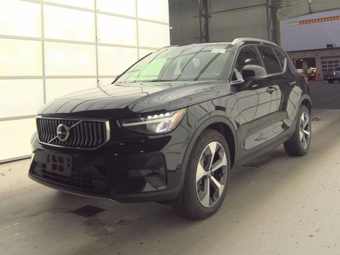 Used 2023 Volvo XC40 B4 Plus w/ Driver Assist Package FWD image 1