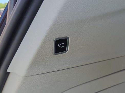Used 2024 Chrysler Pacifica Limited FWD image 17