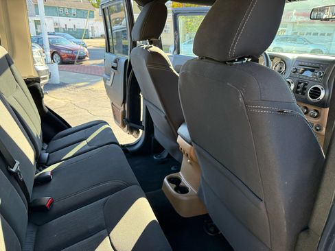 Used 2018 Jeep Wrangler Unlimited Rubicon w/ Connectivity Group image 35