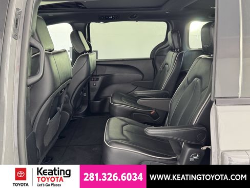 Used 2025 Chrysler Pacifica Limited FWD image 14