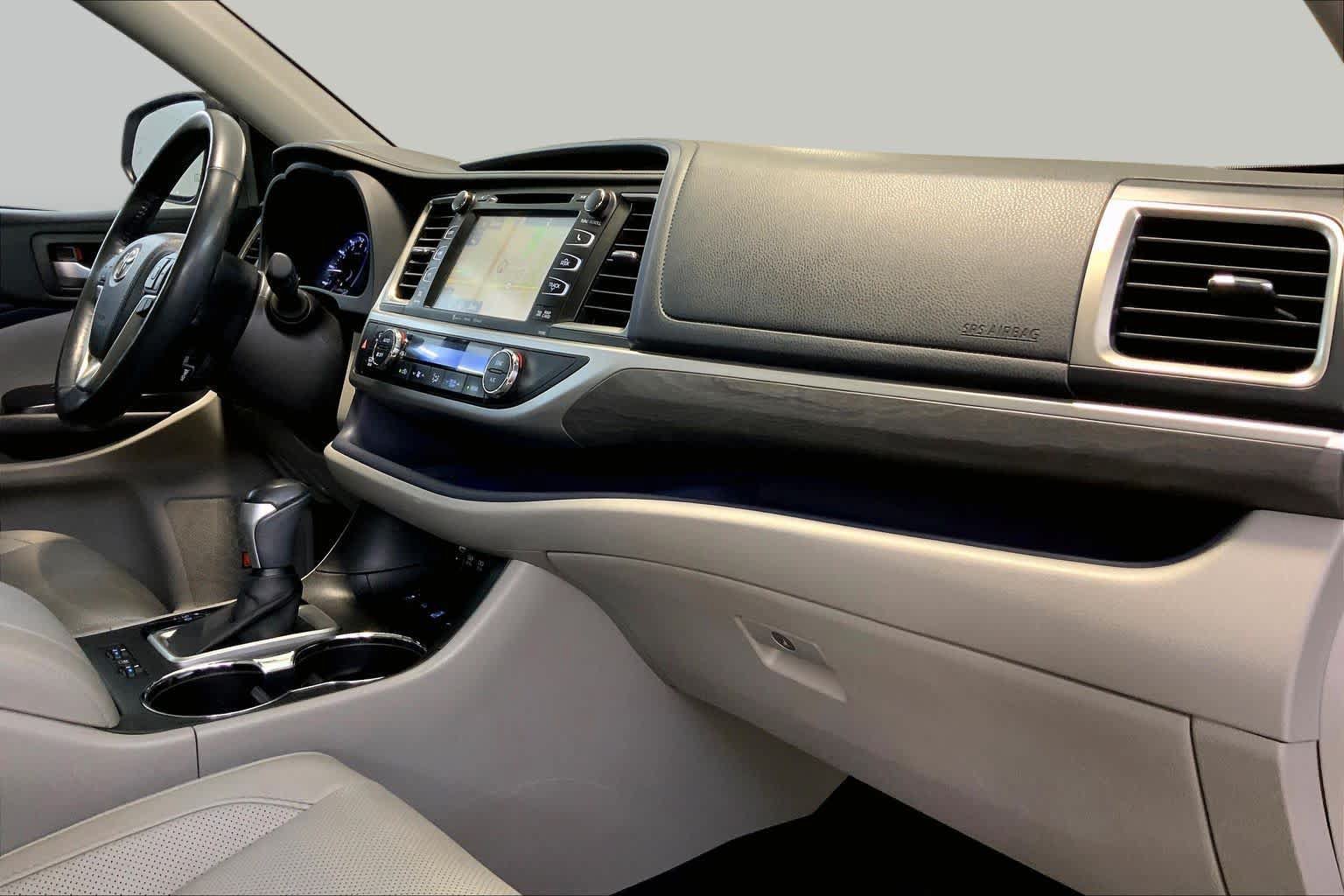 Used 2017 Toyota Highlander Limited Platinum AWD/4WD image 18