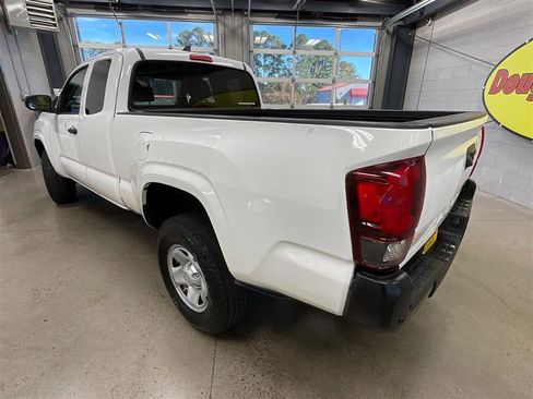 Used 2019 Toyota Tacoma SR image 3