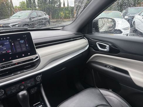 Used 2025 Jeep Compass Limited image 36