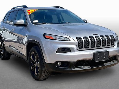 Used 2018 Jeep Cherokee Latitude w/ Altitude Package AWD/4WD image 8