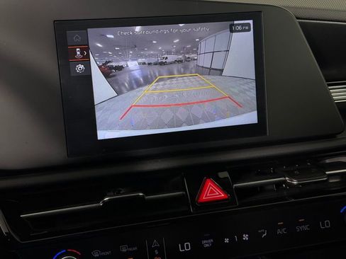 Used 2025 Kia Niro LX image 18