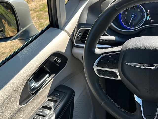 Used 2022 Chrysler Pacifica Touring-L FWD image 30