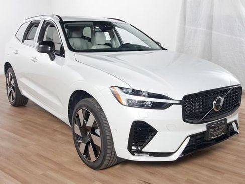 Used 2025 Volvo XC60 T8 Plus w/ Protection Package Premier AWD/4WD image 3