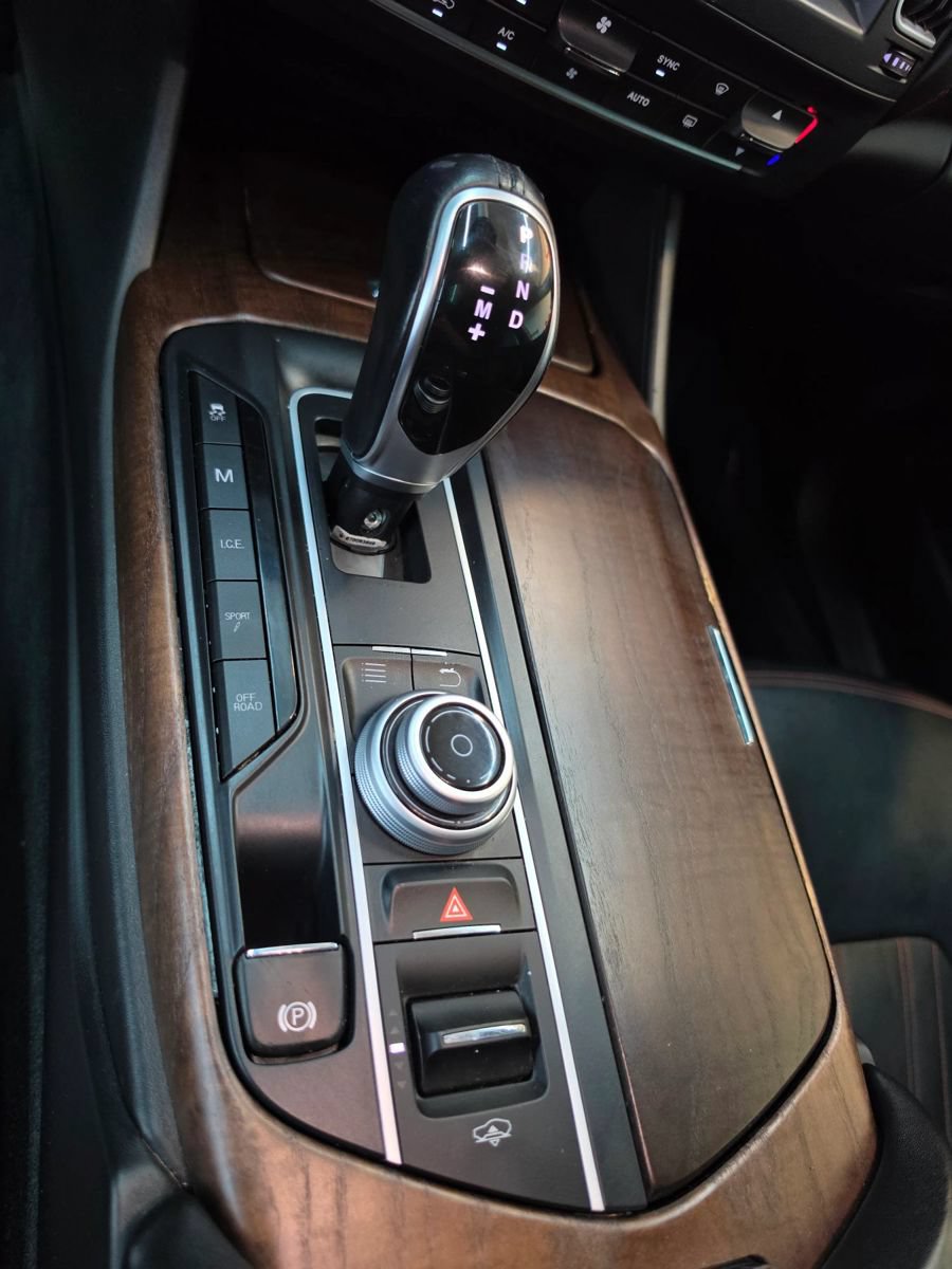 Used 2017 Maserati Levante w/ Luxury Package AWD/4WD image 12