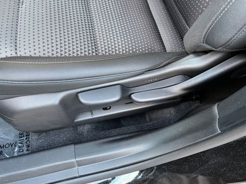 Used 2025 Chevrolet Trax LT image 23