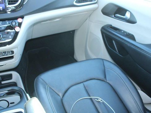 Used 2024 Chrysler Pacifica Touring-L image 17