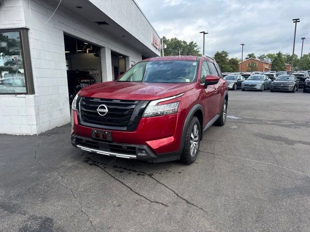 Used 2023 Nissan Pathfinder SL w/ Black Appearance Package AWD/4WD image 5