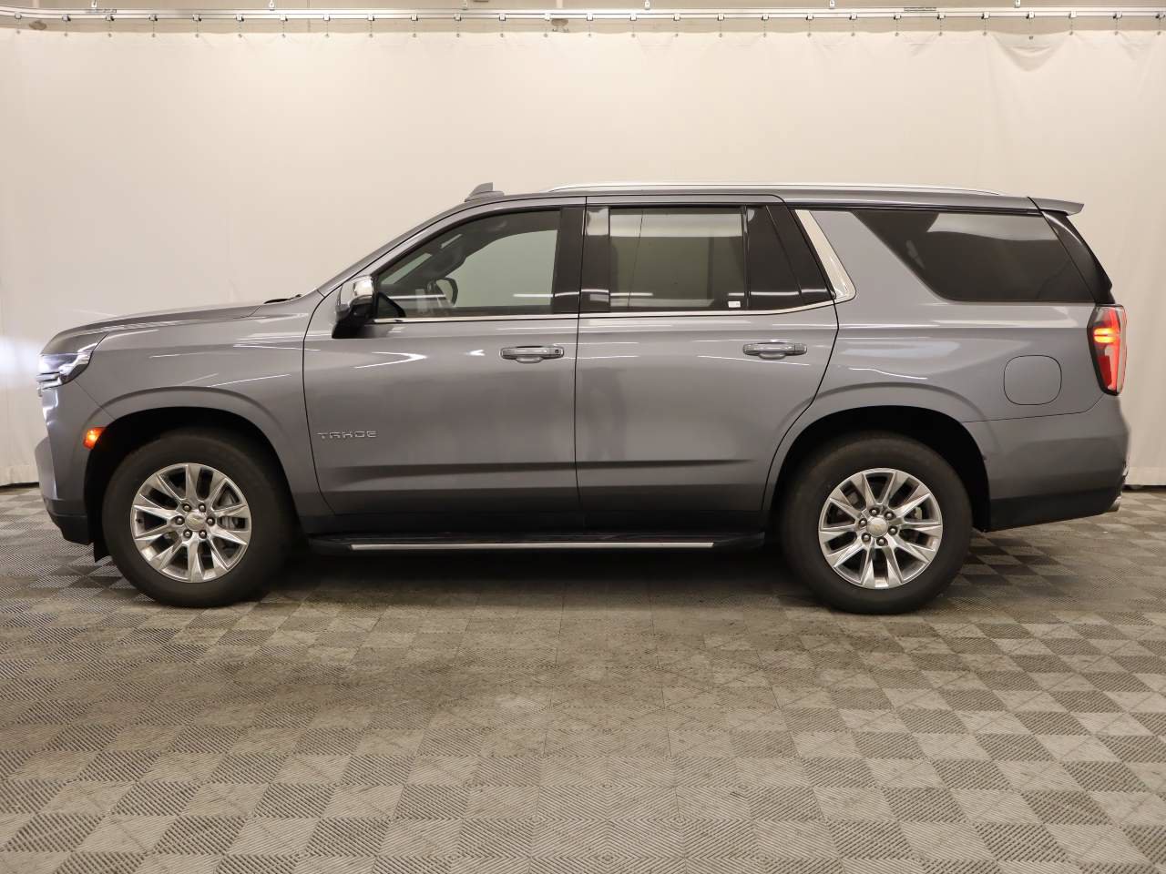 Used 2021 Chevrolet Tahoe Premier w/ Premium Package RWD image 2