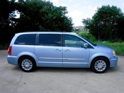 Used 2012 Chrysler Town & Country Touring-L w/ Premium Group FWD image 5