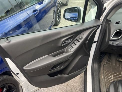 Used 2020 Chevrolet Trax LT w/ LT Convenience Package image 7