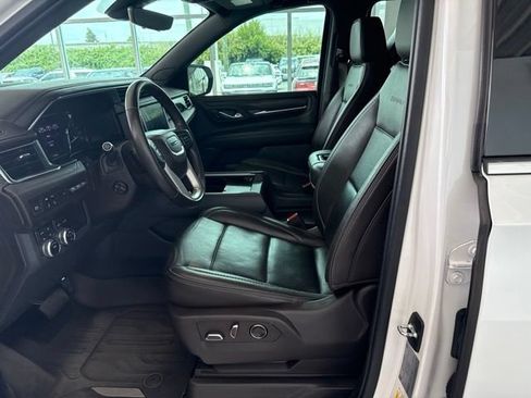 Used 2021 GMC Yukon XL Denali w/ Denali Premium Package AWD/4WD image 8