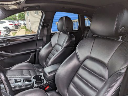 Used 2017 Porsche Macan Turbo AWD/4WD image 27