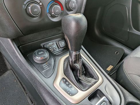 Used 2017 Jeep Cherokee Sport image 22