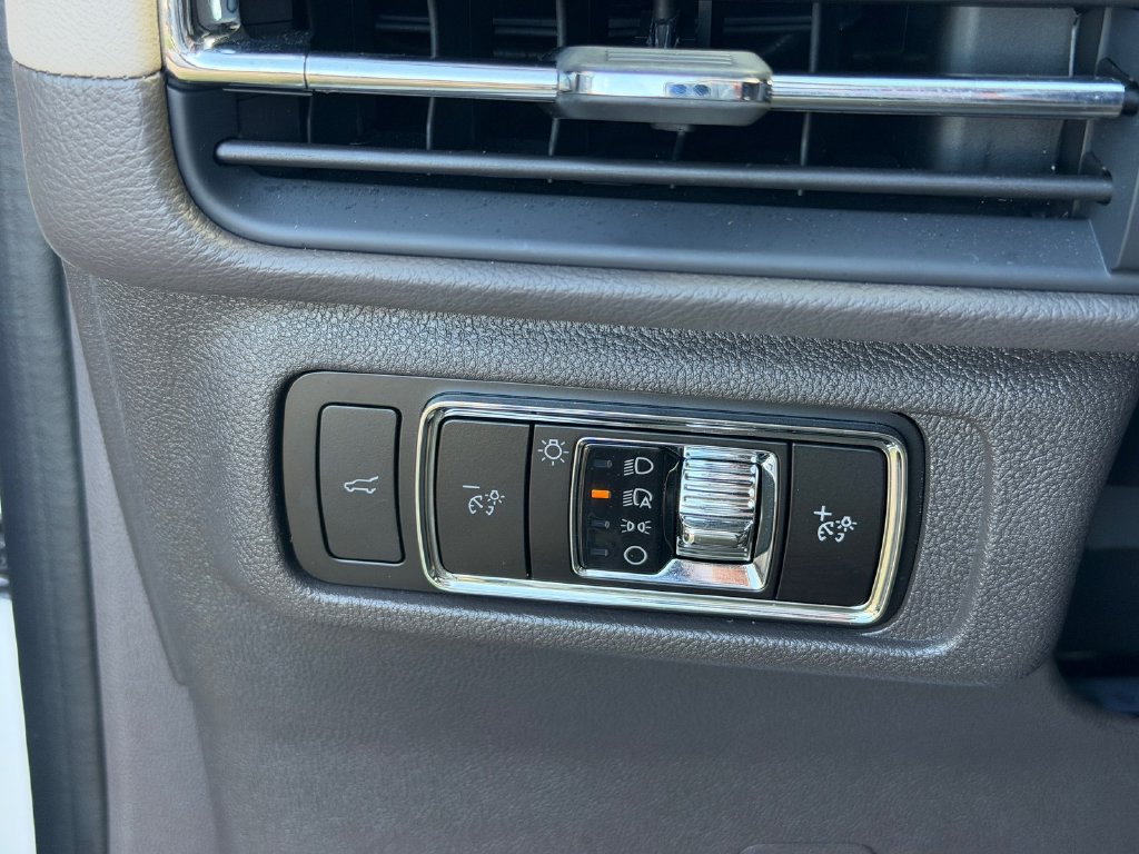 Used 2023 Lincoln Corsair FWD image 26