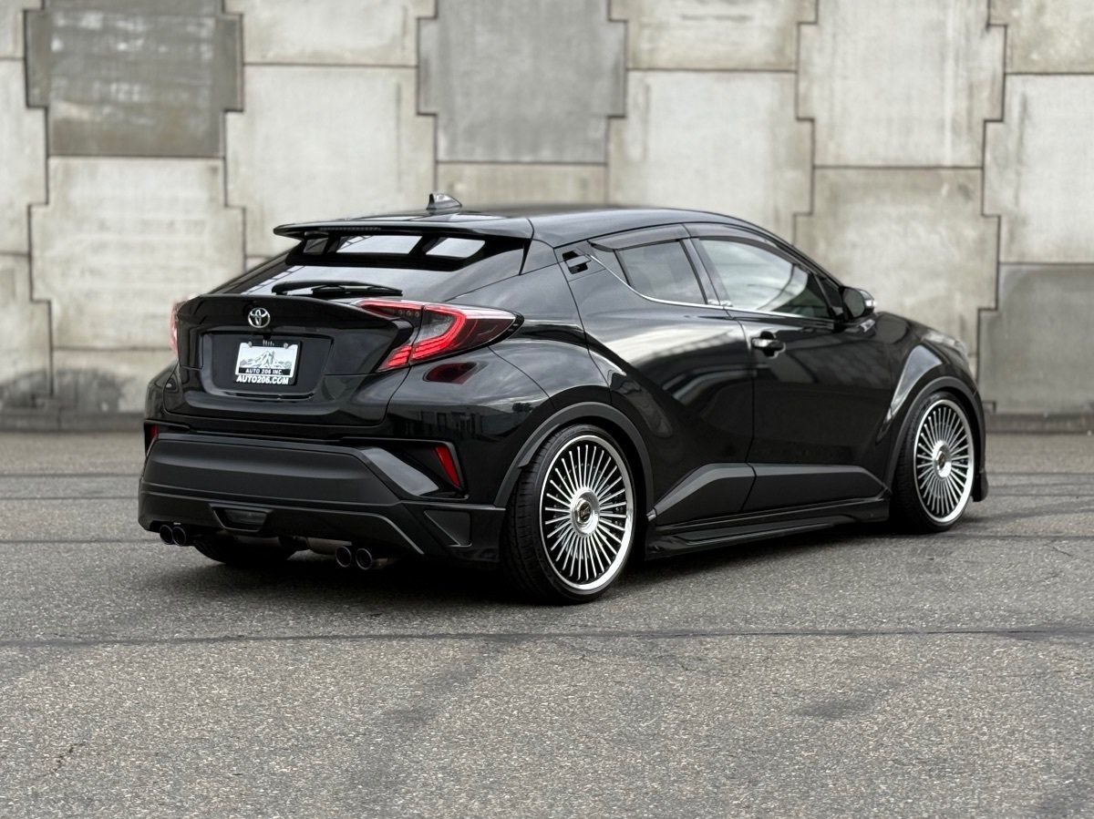 Used 2019 Toyota C-HR Limited FWD image 3