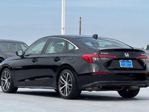 Used 2022 Honda Civic Touring image 3