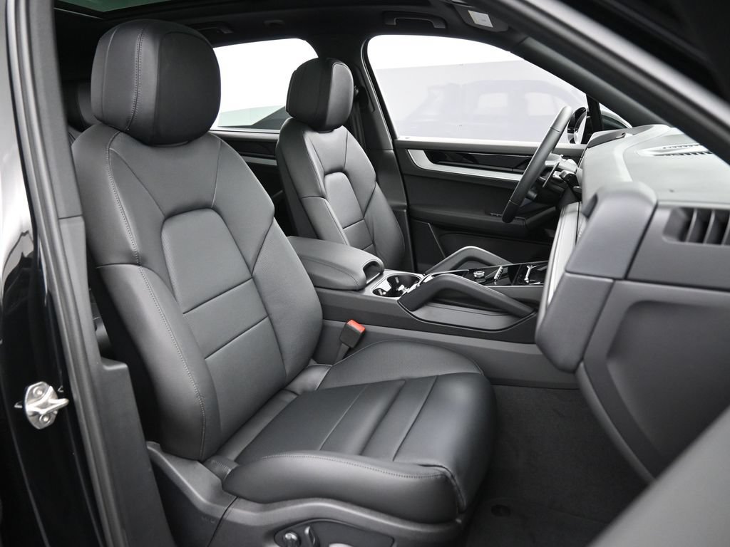 Certified 2026 Porsche Cayenne AWD/4WD image 30