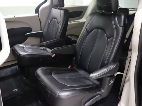 Used 2024 Chrysler Pacifica Touring-L image 10