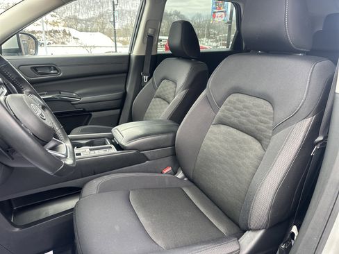 Used 2024 Nissan Pathfinder SV image 18